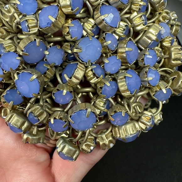 ⭐️3 for $20⭐️ Iridescent Lavender Collar Statement Necklace - Picture 3 of 4